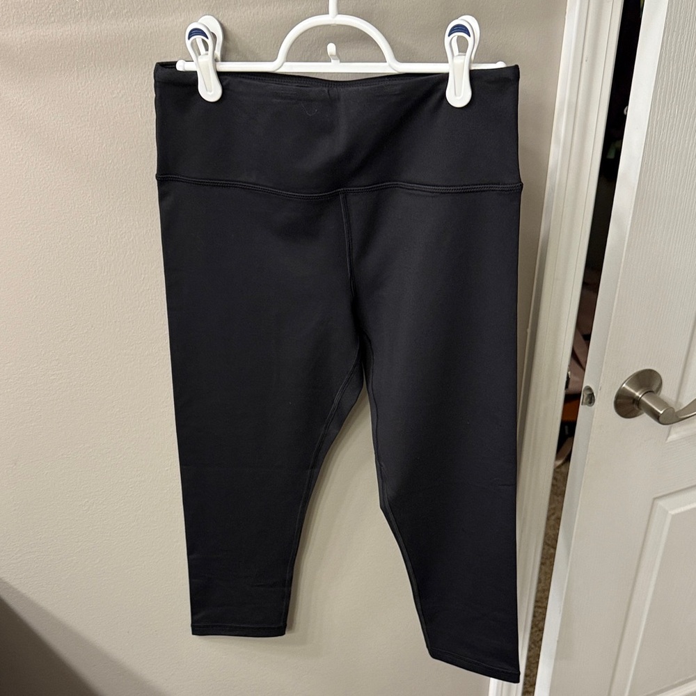 Zyia Black Fit and Free Capri Leggings